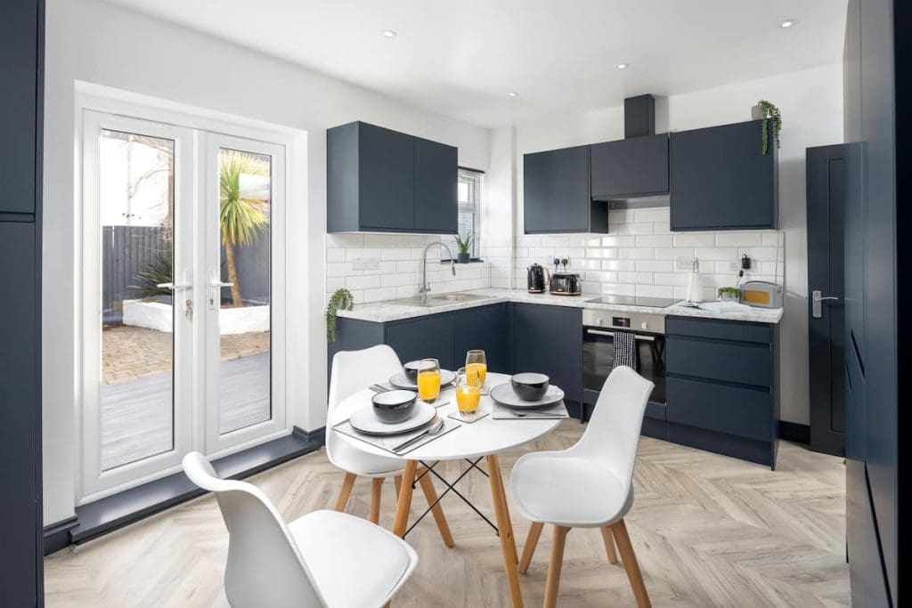 4 Bedrooms (6 Beds), 2 Bathrooms – Luton