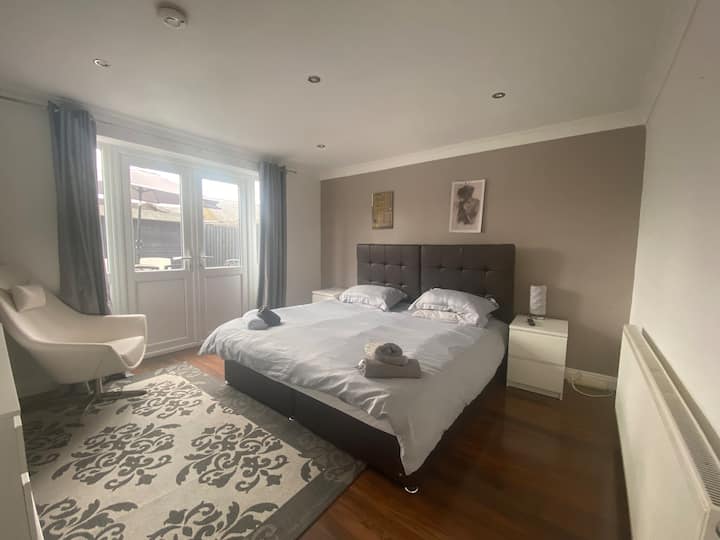 2 Bed Apt (4 beds) – Romford, Essex