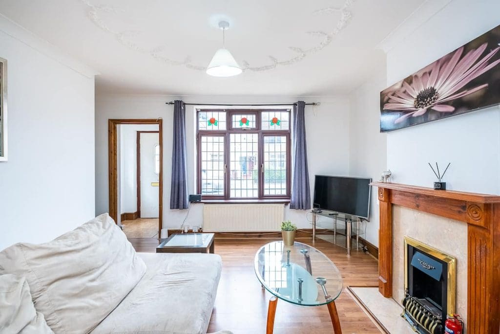 4 Bedroom (7 Beds), 2.5 Bathrooms – Dagenham, London