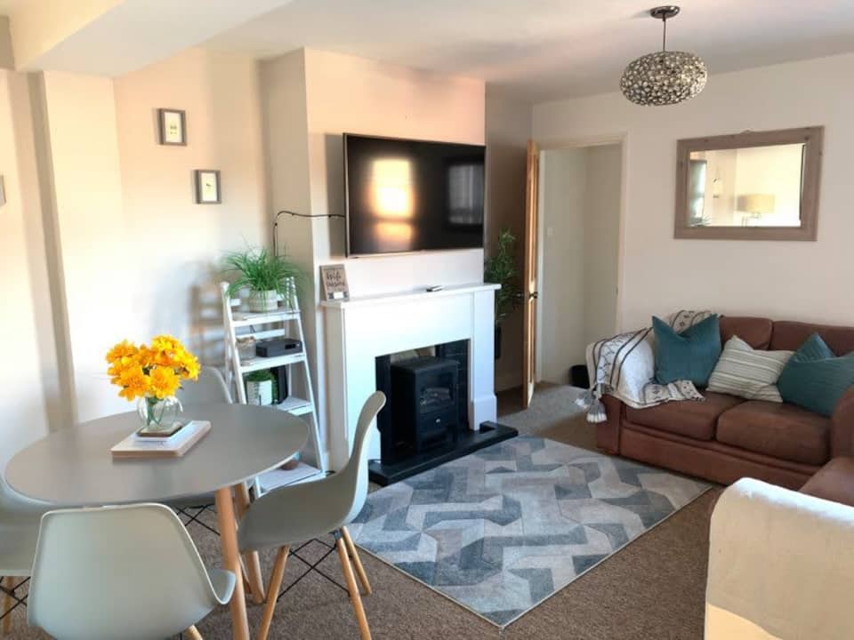 2 Bedrooms (4 Beds), 1 Bathroom Apartment – Crawley, West Sussex, England, UK