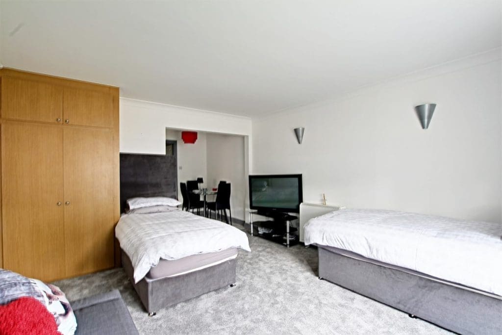 Studio Apartment (2 Beds), 1 Bathroom – Crawley