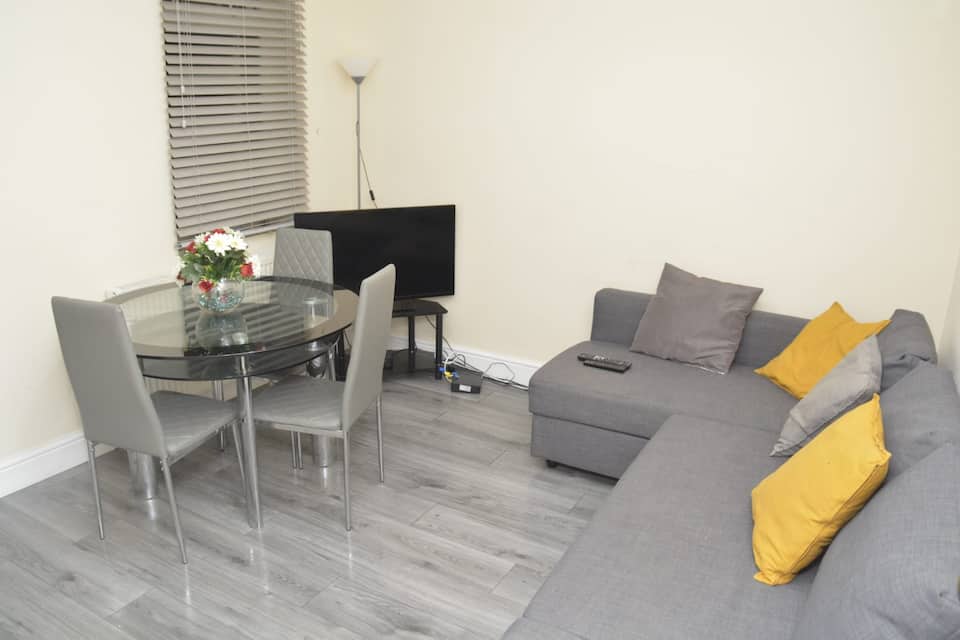 4 Bedroom (5 Beds), 1 Bathroom House- Grays, Essex, England, UK