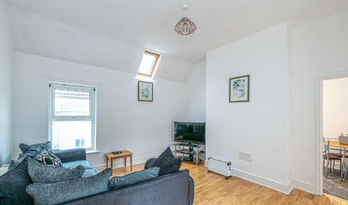 2 Bedroom (3 Beds), 1 Bathroom Apartment – Colwyn Bay, Denbighshire, Wales, UK