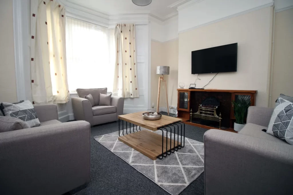5 Bedroom (6 Beds), 2 Bathroom House – Newport, Wales, UK