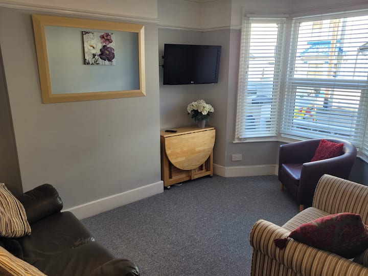 4 Bedroom (5 Beds), 1 Bathroom House – Chatham, Kent, England, UK