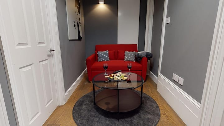 2 Bedroom (2 Beds), 1 Bath –  Camden, London, England, UK