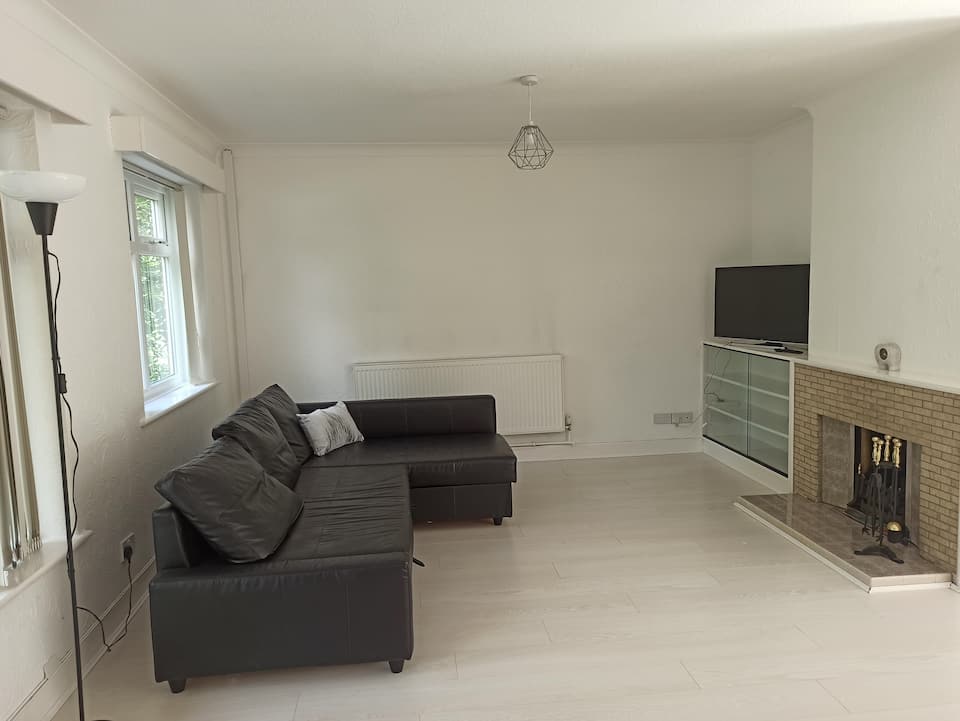 4 Bedroom, 1.5 Bathroom House – Harborne, West Midlands, England, UK