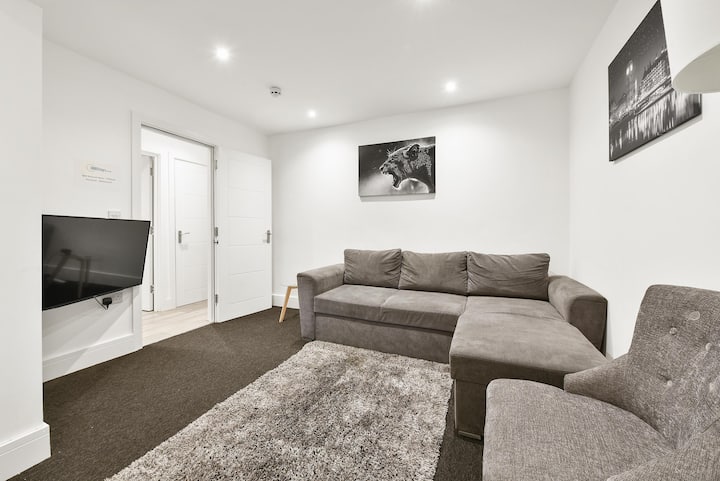 5 Bedroom (9 Beds), 4 Bathroom House – Slough, Berkshire, England, UK