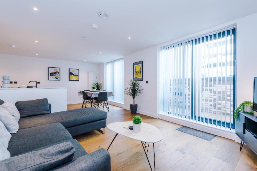 3 Bedrooms , 3 Bathrooms Duplex Penthouse – Piccadilly Gardens, Manchester