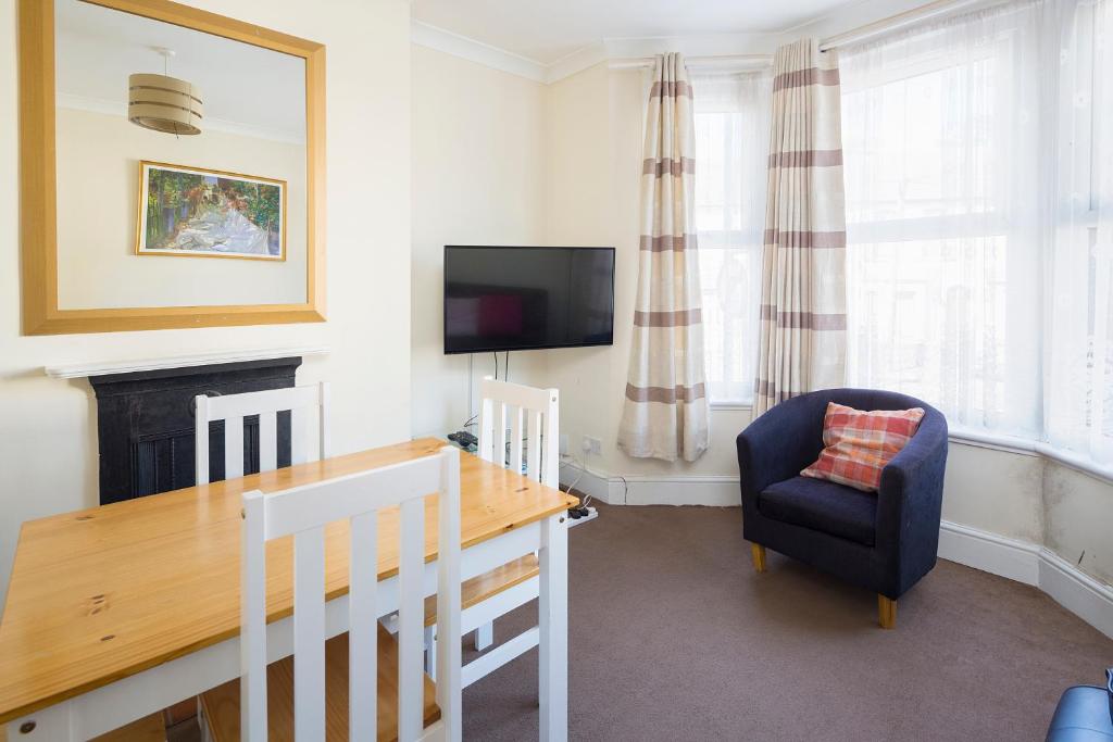 3 bedroom (6 beds), 1 bath flat in Gillingham, Kent, England