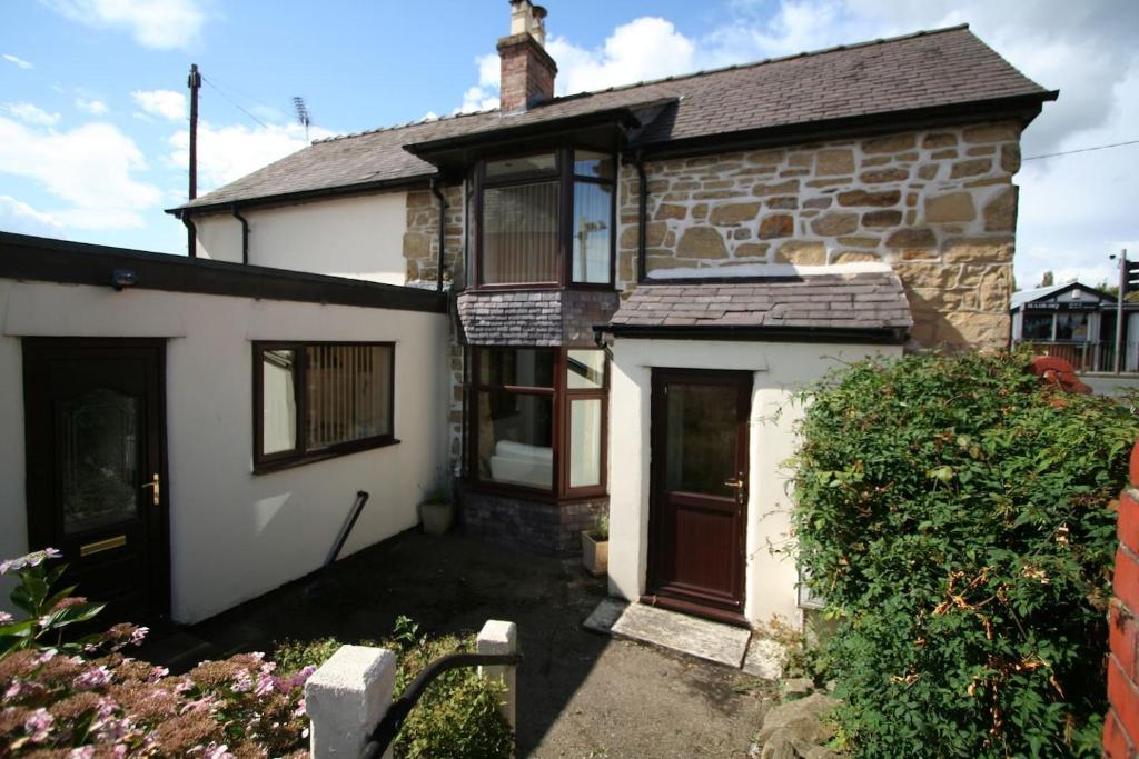 3 Bedrooms (4 Beds), 2 Bath – Wrexham, Wrexham, Wales, UK
