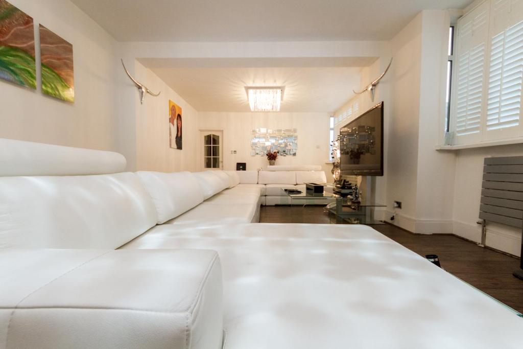 4 Bedrooms (4 Beds), 2 Bath – City of London,  Greater London, England, UK