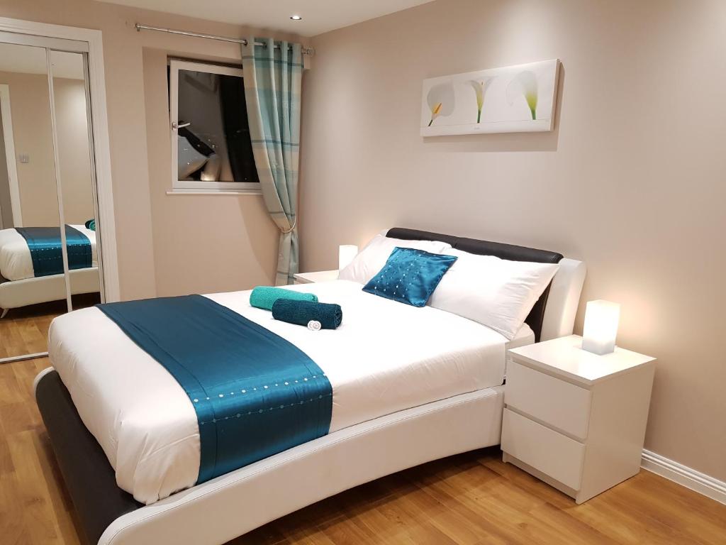 3 Bedrooms (3 Beds), 2 Bath – Glasgow, Strathclyde, Scotland, UK