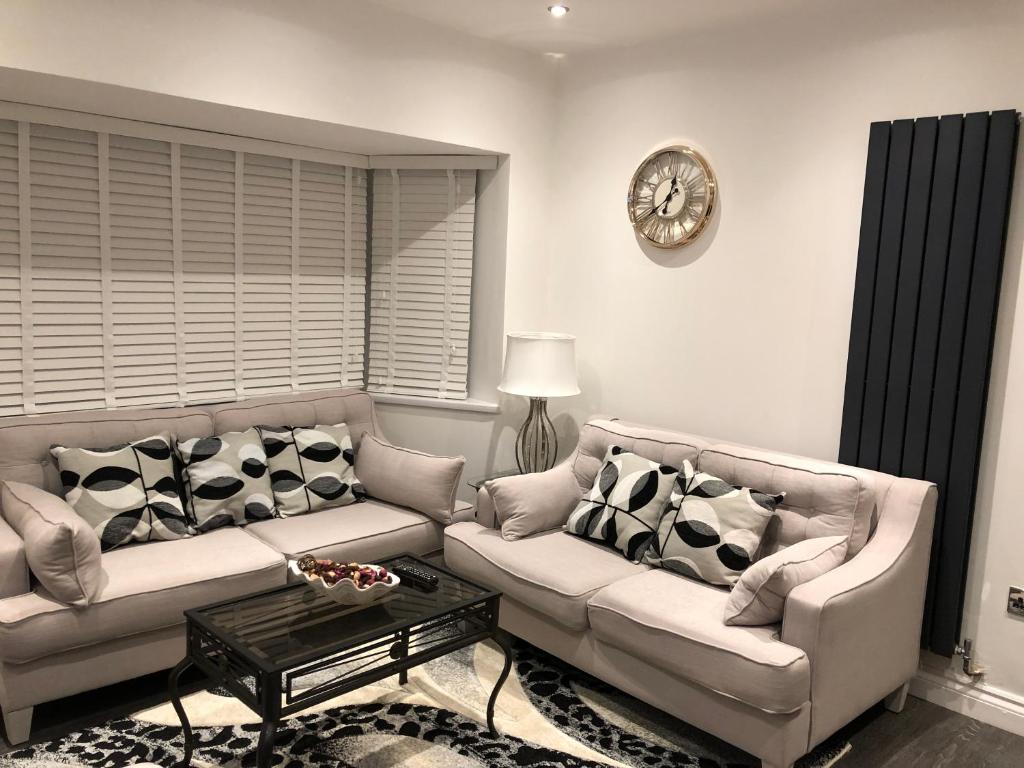 2 Bedrooms (2 Beds), 1 Bath – Birmingham,  West Midlands, England, UK