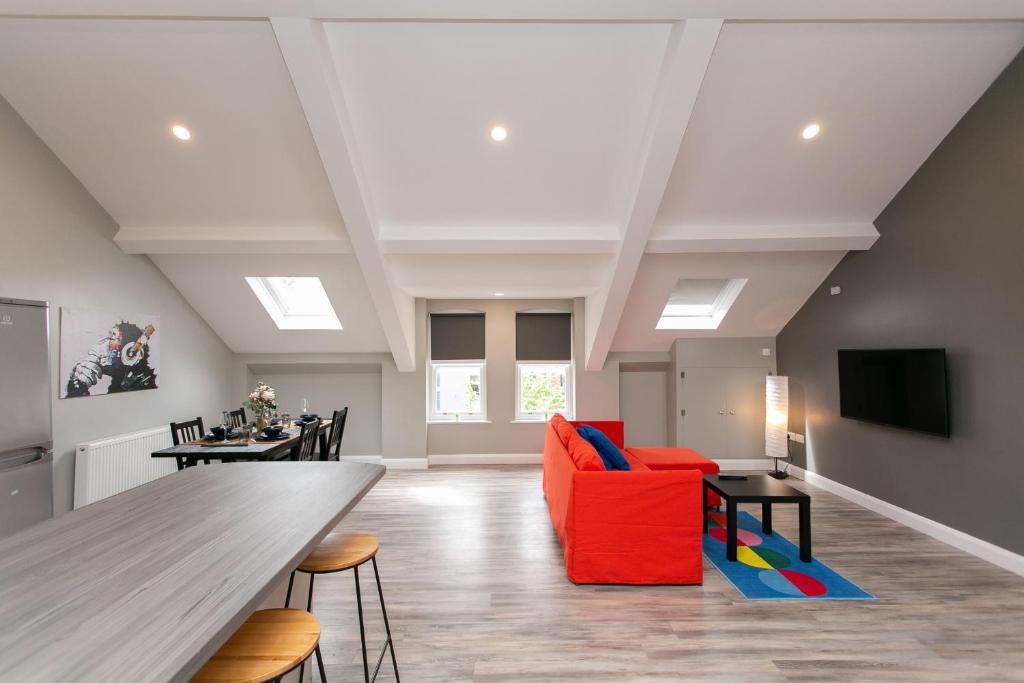 3 Bedrooms (3 Beds), 2 Bath – Belfast,  County Antrim, Northern Ireland, UK