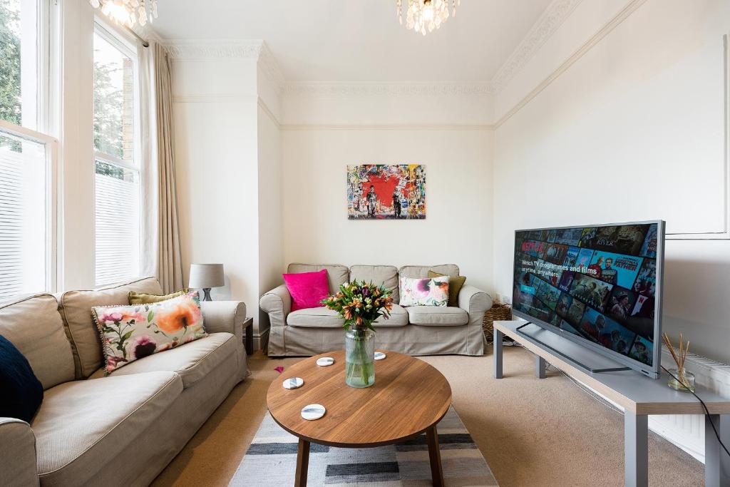 3 Bedrooms (7 Beds), 2 Bath – Ealing, Greater London, England, UK