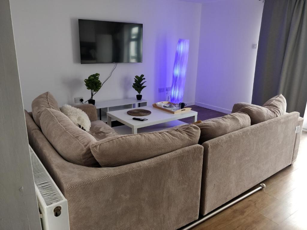 2 Bedrooms (2 Beds), 2 Bath – Cardiff, South Glamorgan, Wales, UK