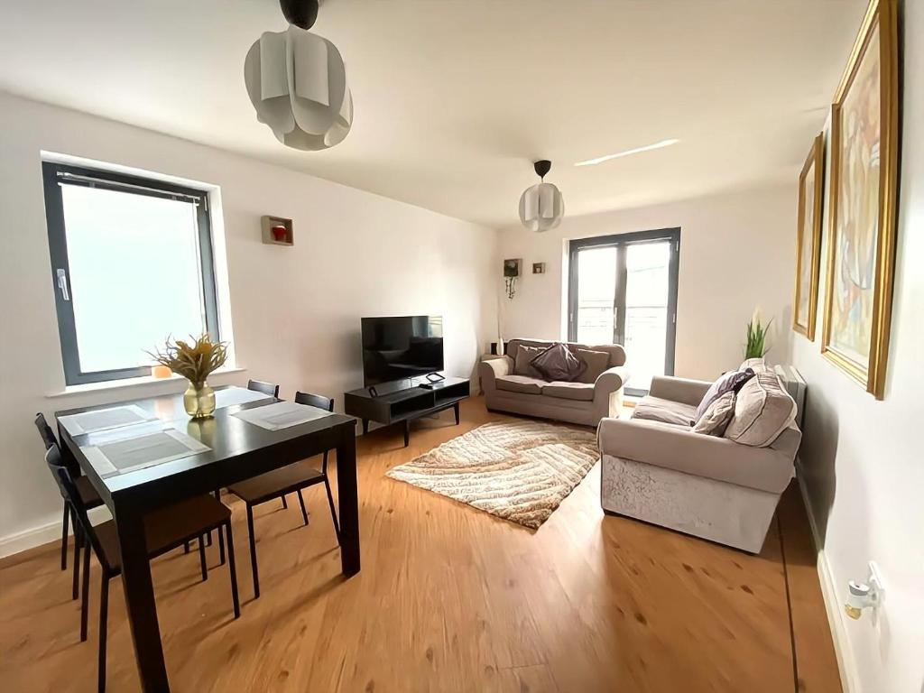 2 Bedrooms (2 Beds), 2 Bath – Swansea, West Glamorgan, Wales, UK