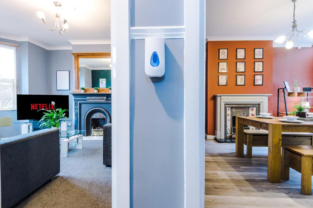 3 Bedrooms (3 Beds), 1 Bath – Chester,  Cheshire, England, UK
