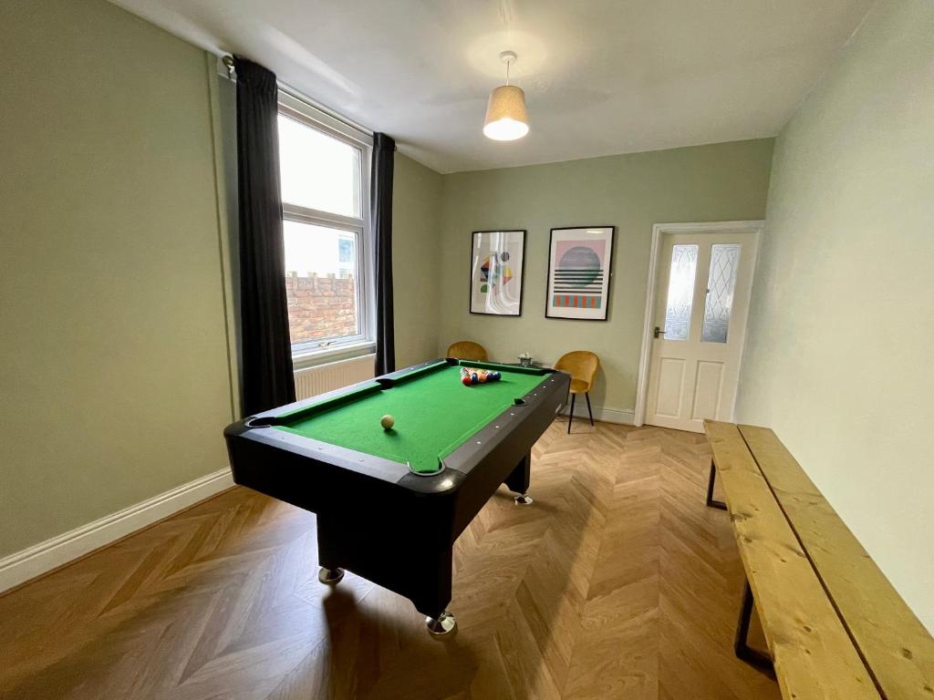 4 Bedrooms (4 Beds), 1 Bath – Cardiff,  South Glamorgan, Wales, UK