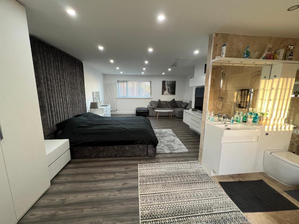 2 Bedrooms (2 Beds), 2 Bath – Birmingham, West Midlands, England, UK