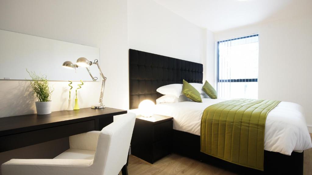 4 Bedrooms (5 Beds), 1 Bath – City of London,  Greater London, England, UK