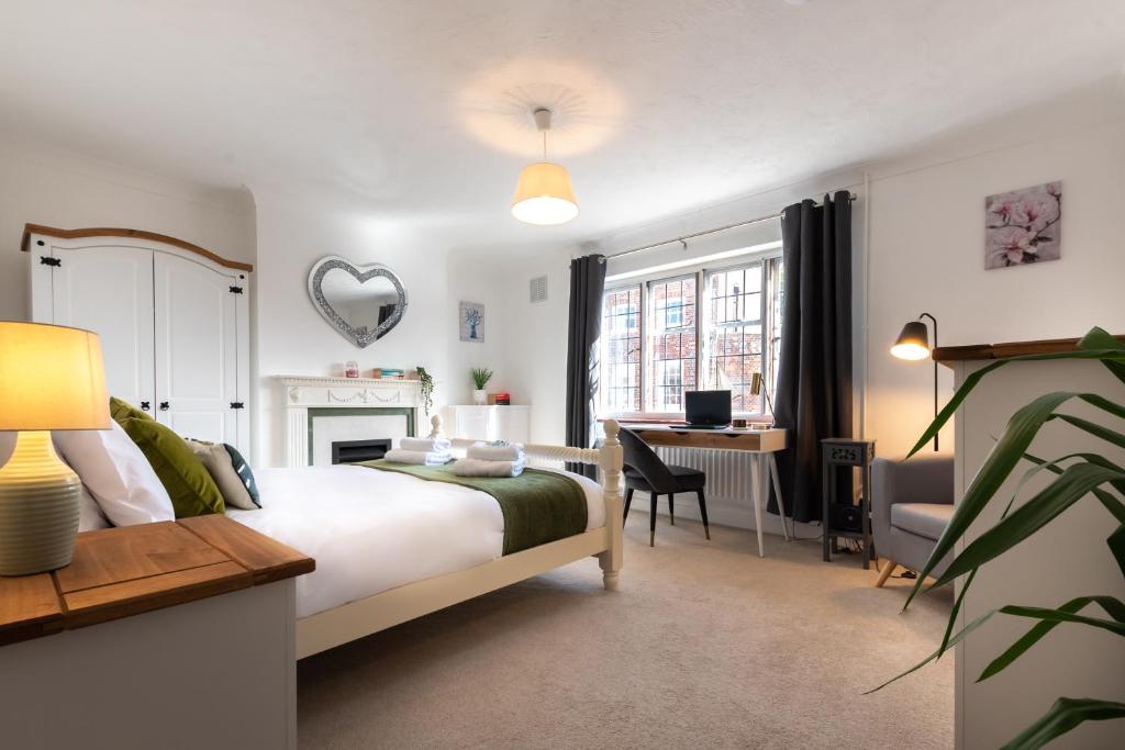 2 Bedrooms (2 Beds)