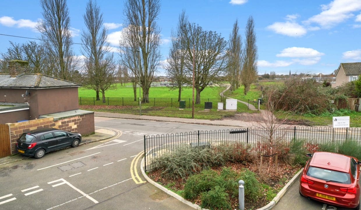 Heathrow-Living-12-Lounge-Window-Views-2-2-1[2]