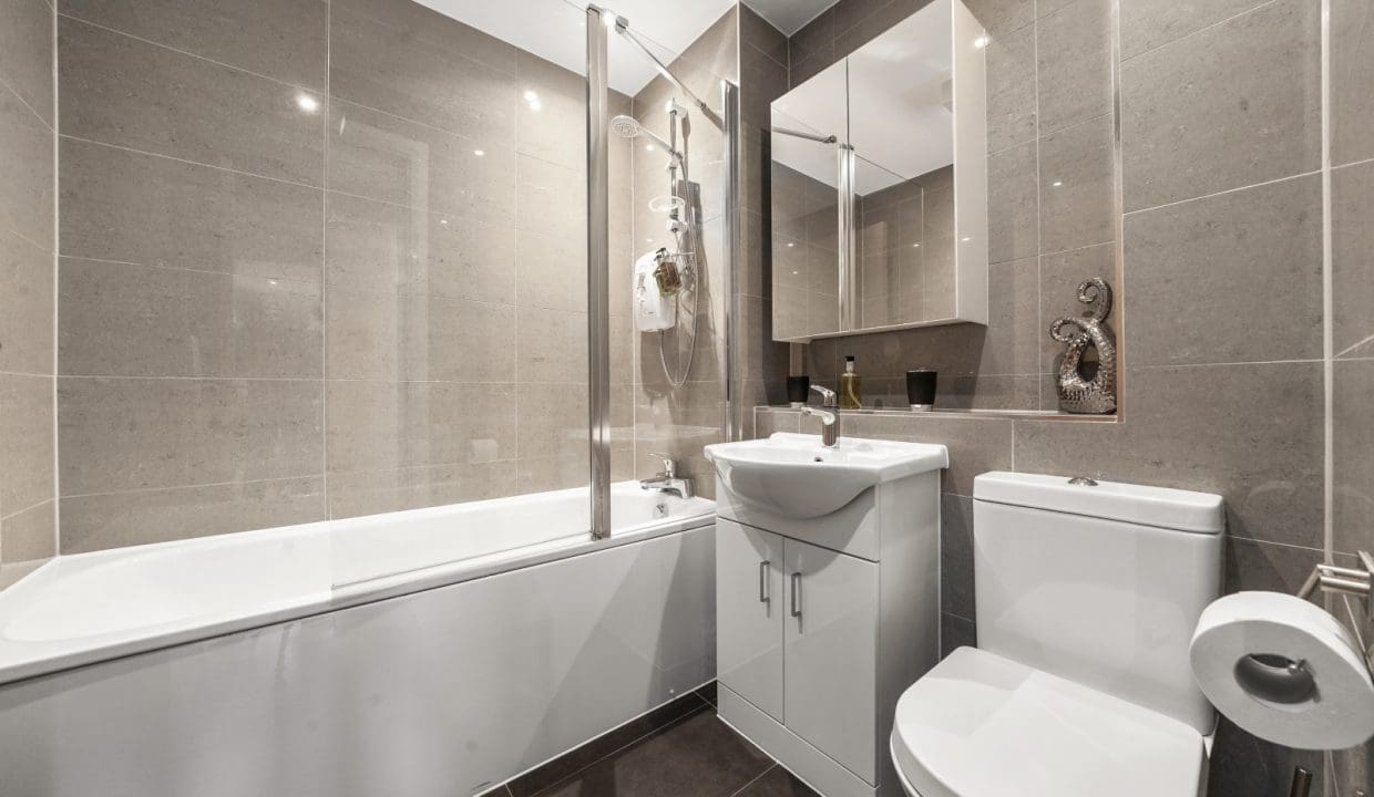 Heathrow-Living-12-Main-Bathroom-1-1[1]