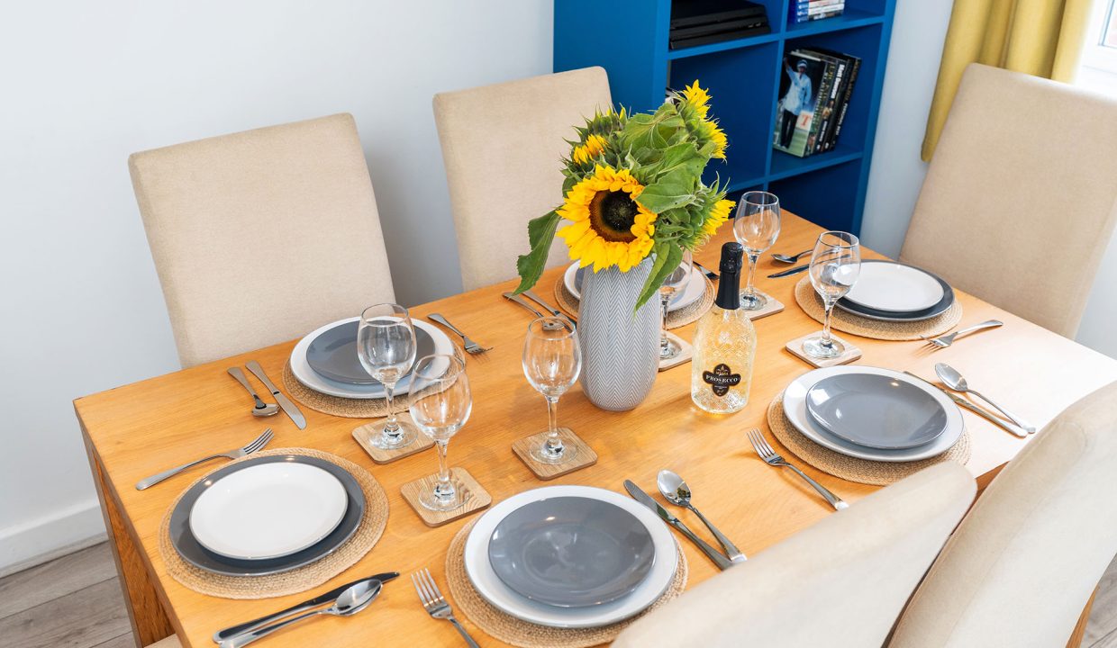 Dining_table_6_chairs_Apartment