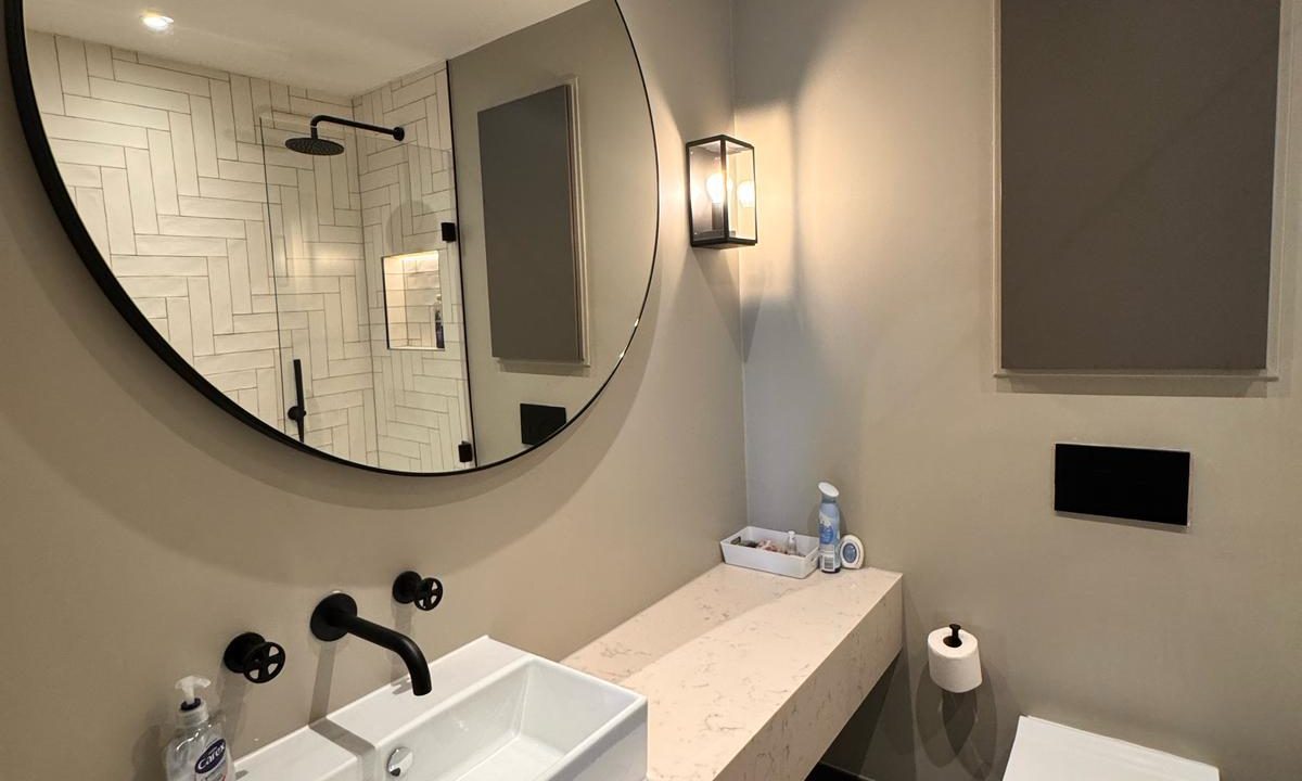 Bathroom 1 b