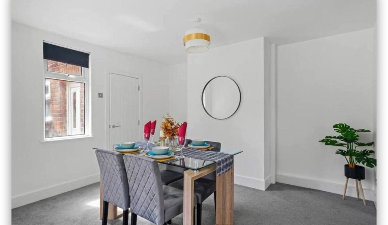 Newgate Lane - Dining