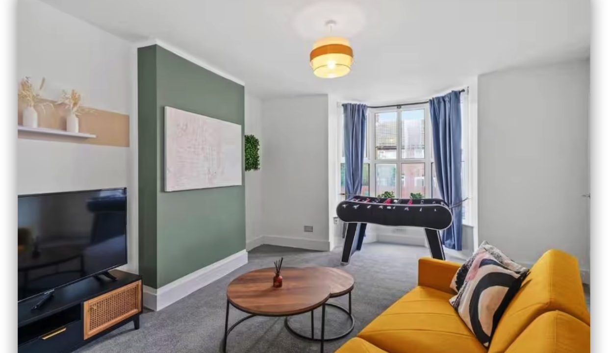 Newgate Lane - Living area