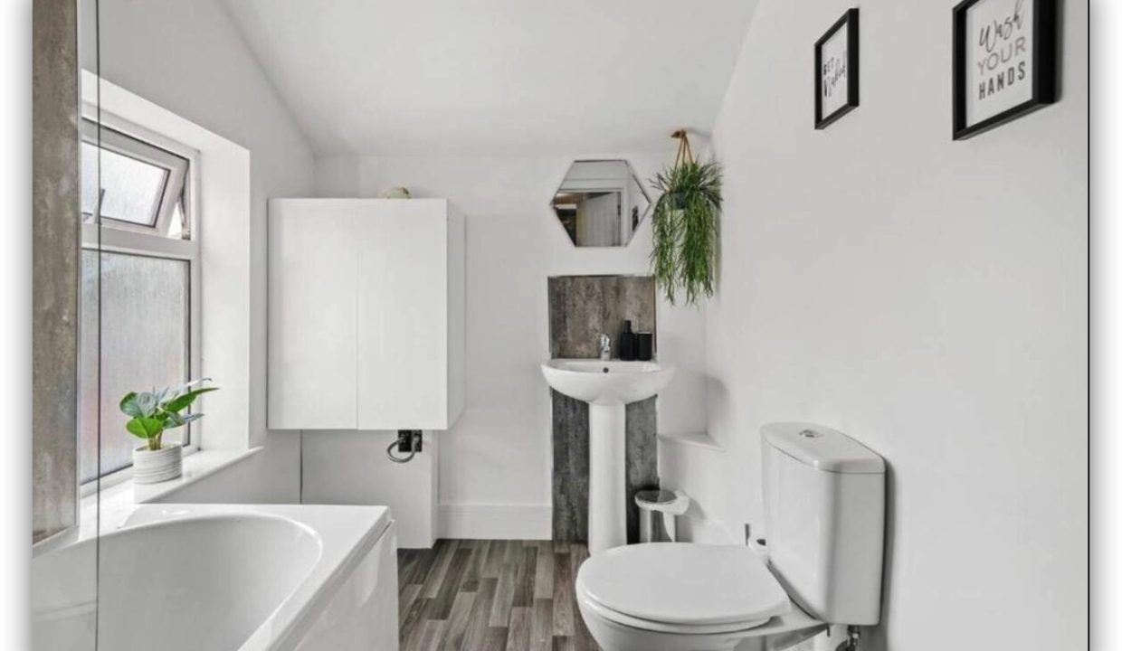 Newgate Lane - Toilet and Bath