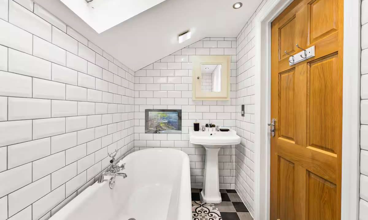 Main Bathroom 3