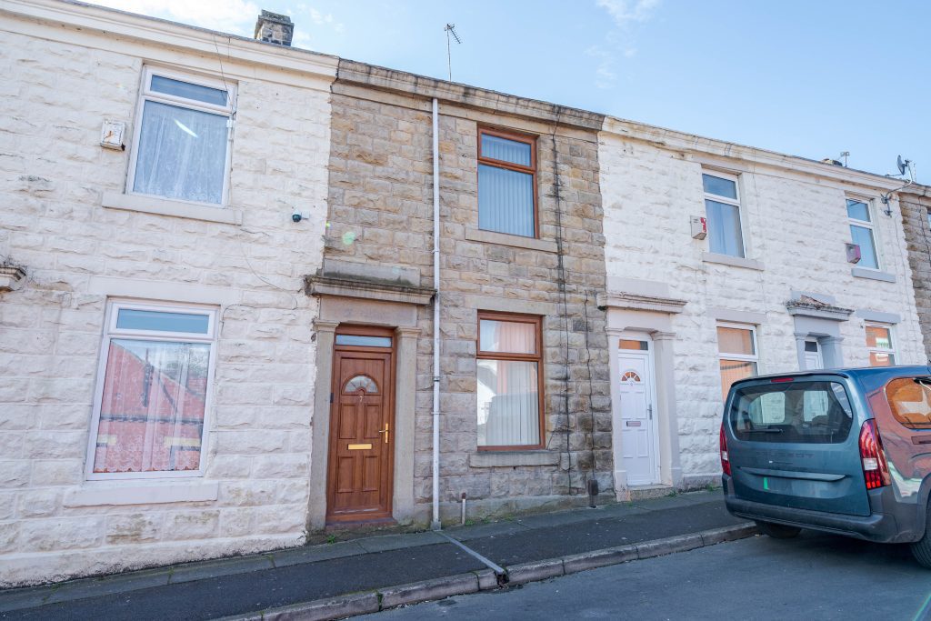 3 Bedrooms (3 Beds), 1 Bath – Blackburn, Lancashire, England, UK