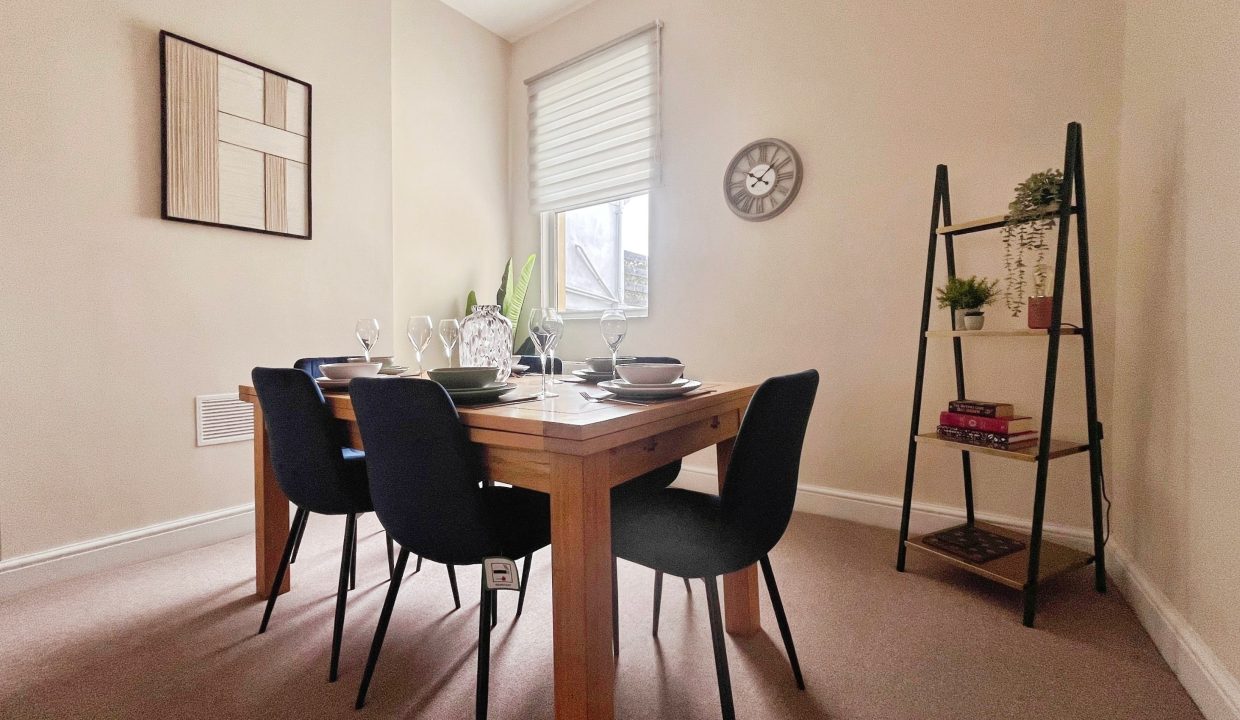 90bdbb18-dining1